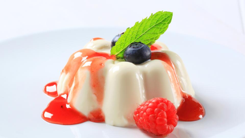 Weiße Mousse au chocolat mit Rosenwasser und Beeren | hr-fernsehen.de ...