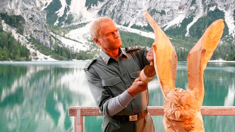 ietro (Terence Hill), seit dem tragischen Bergunfall seiner Frau verwitwet, lebt allein in einer Blockhütte am Pragser Wildsee. Die Bildhauerei ist sein Hobby und hilft ihm beim Nachdenken.