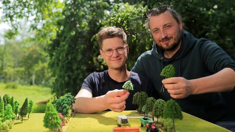Die Freunde Julius Nennewitz (li) und Christoph Meixner wollen den Klimawandel und das Artensterben aktiv bekämpfen.