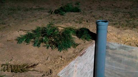 Für die Dreharbeiten wurde die Grube, in der das Opfer gefangen gehalten wurde, nachgebaut. Durch Rohre sollte Luft in das Versteck gelangen.