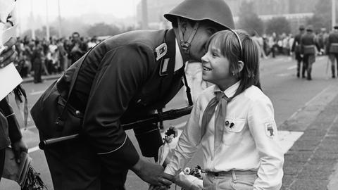  „Friedenssoldaten“ – so präsentierte die DDR-Propaganda ihr Militär. (Archivfoto: DDR, 36. Jahrestag der Gründung der DDR, 1985)