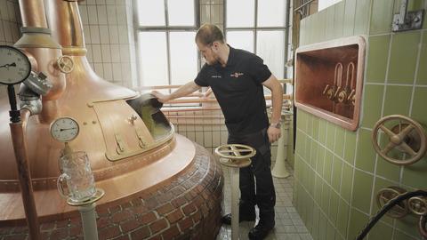 Hopfen wird in den Sud gegeben.
