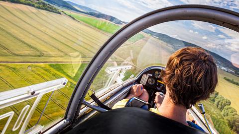 Sicht aus dem Cockpit eines Segelfliegers