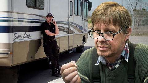 Die beiden Wohnmobilschrauber vor einem Wohnwagen
