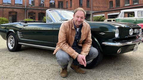 Tobi in der Klassikstadt Frankfurt vor einem Oldtimer.