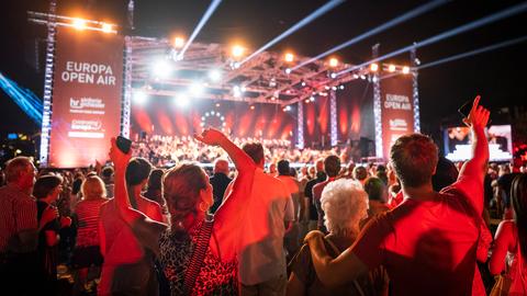 Feiernde Fans blicken auf die Europa Open Air Bühne 2022 in Frankfurt an der Weseler Werft.  