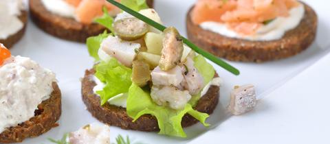 Fisch-Fingerfood mit Lachstatar, Matjestatar und Forellencreme mit Kaviar