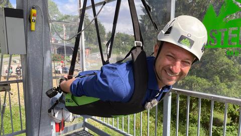 Tobias Kämmerer holt sich beim Flug mit der Zipline den ultimativen Adrenalin-Kick – eine Doppelseilrutsche, 60 Meter über dem Boden, mit der man über 70 km/h schnell ins Tal fliegt.