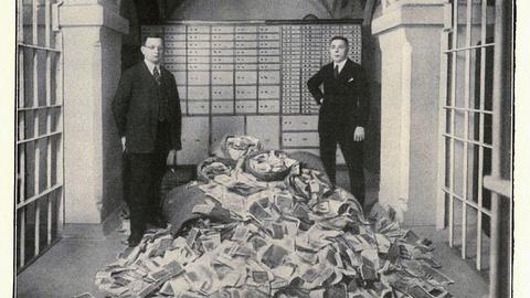 Die Überreste der Inflationszeit: 6 Zentner Altpapier, 15 000 000 000 000 Papiermark (Materialwert etwa 18 Reichsmark).