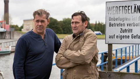 Bei der Verfolgung eines Verdächtigen, musste Lars (Ingo Naujoks, r.) ins Wasser (mit Sven Martinek, l.) springen.