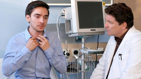 Anton Preetz (Ivo Kortlang, l.) kommt neu zu Dr. Christian Kleist (Francis Fulton-Smith, r.) in die Praxis, sein Zustand verschlechtert sich rapide. Was verbirgt der junge Patient?