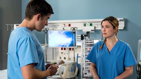 Viktoria Stadler (Isabella Krieger, r.) und Ben Ahlbeck (Philipp Danne, l.) haben einen Intensivpatienten, den sie engmaschig überwachen.