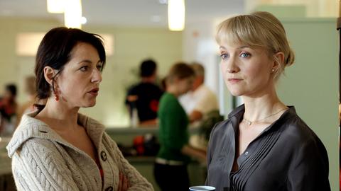 Birgit Gross (Julia Cencig, l.) erzählt ihrer Freundin Katharina (Eva Herzig, r.) von Pauls Unfall.