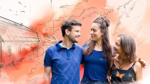 Die neuen Bewohner:innen Karim, Elena und Sarah lachend vor einer aquarellierten Skizze der “Fuchsmühle” in Waldkappel.