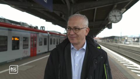 Tarek al Wazir wartet auf den Zug nach Berlin
