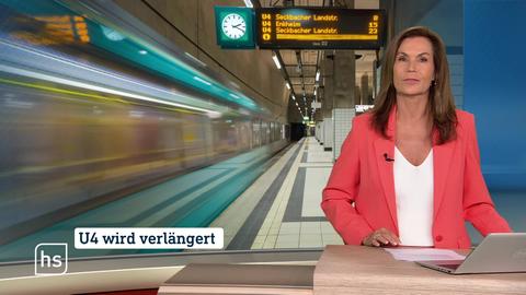 Die Moderatorin präsentiert das Topthema.