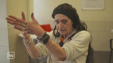 Drogenabhängige Frau beim Interview