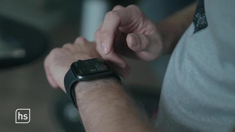 Mann tippt auf Smartwatch.