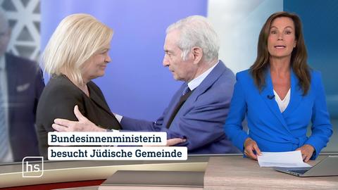 Moderatorin Claudia Schick moderiert Beitrag über Besuch der Innenminsiterin in jüdischer Gemeinde an.