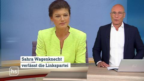 Ein hessenschau-Moderator. Im Hintergrund Sahra Wagenknecht