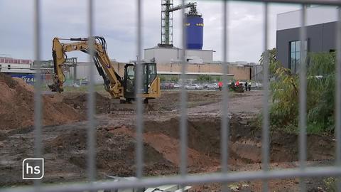 Ein Bagger auf einer Baustelle