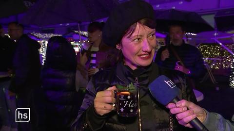 EIne Frau trinkt Glühwein