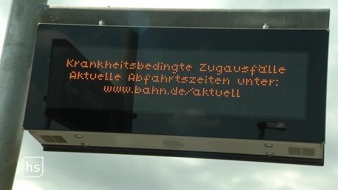 Anzeigetafel mit krankheitsbedingten Zugausfällen