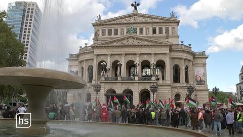 Demonstration vor der Frankfurter Alen Oper
