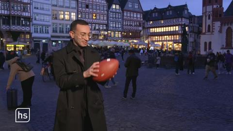 Frankfurts Oberbürgermeister Mike Josef auf dem Römer hält einen Football in den Händen.