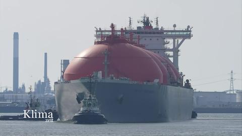 Gasfrachter im Hafen