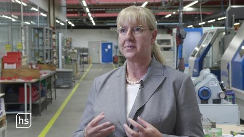 Frau in Fabrik im Interview