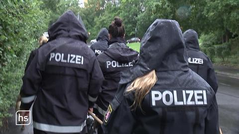 Polizei sucht Straßen nach Tötungsdelikt in Wiesbaden ab