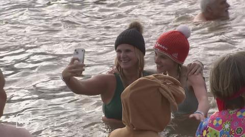 2 Frauen schießen ein Selfie im Edersee