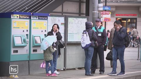 Menschen vor Fahrkartenautomaten