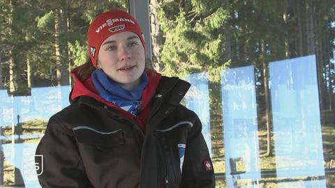 Ehemalige Skispringerin beim Interview