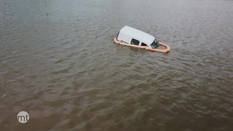 Ein Auto treibt im Wasser