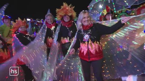 Frauen in leuchtenden Karnevalskostümen