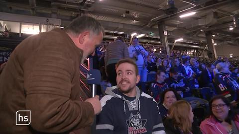 Huskies-Fan beim Interview im Stadion