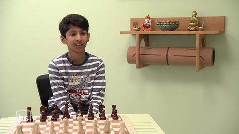 Junger Schachspieler beim Interview
