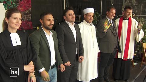 Vertreter verschiedener Religionsgemeinschaften posieren für Foto.