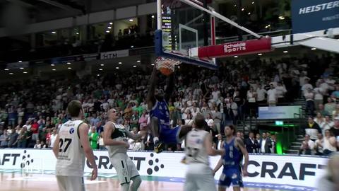 Basketballer macht einen Korb