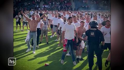 Fans strömen das Spielfeld nach Abpfiff