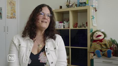Frau beim Interview