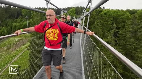 Extremwanderer auf Brücke