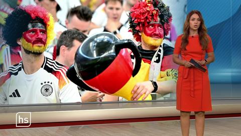 Moderatorin vor Bild aus Fanzone