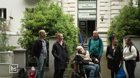 Anwohner vor betroffenem Wohnhaus