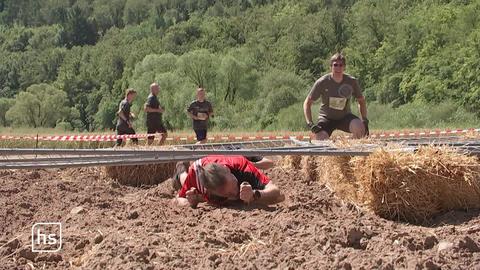Teilnehmer nehmen Hindernisse beim Dirty Church Run