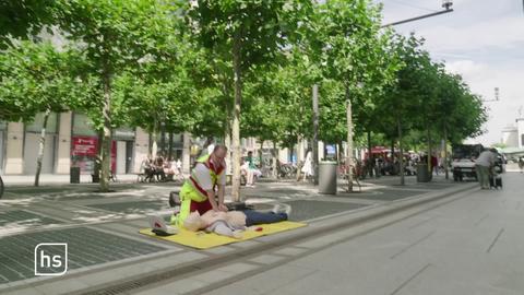 Sanitäter reanimiert Puppe auf der Zeil