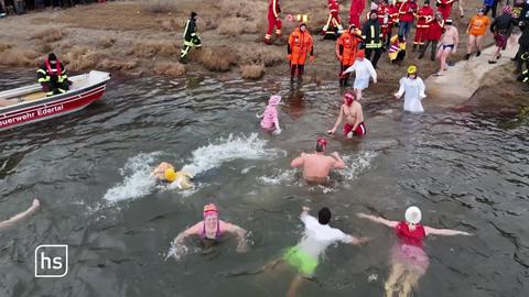 Gruppe läuft ins Waaer, manche schwimmen bereits, andere sind noch am Ufer