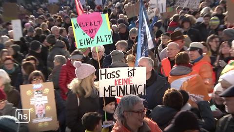 Menschen auf einer Demonstration für Vielfalt.